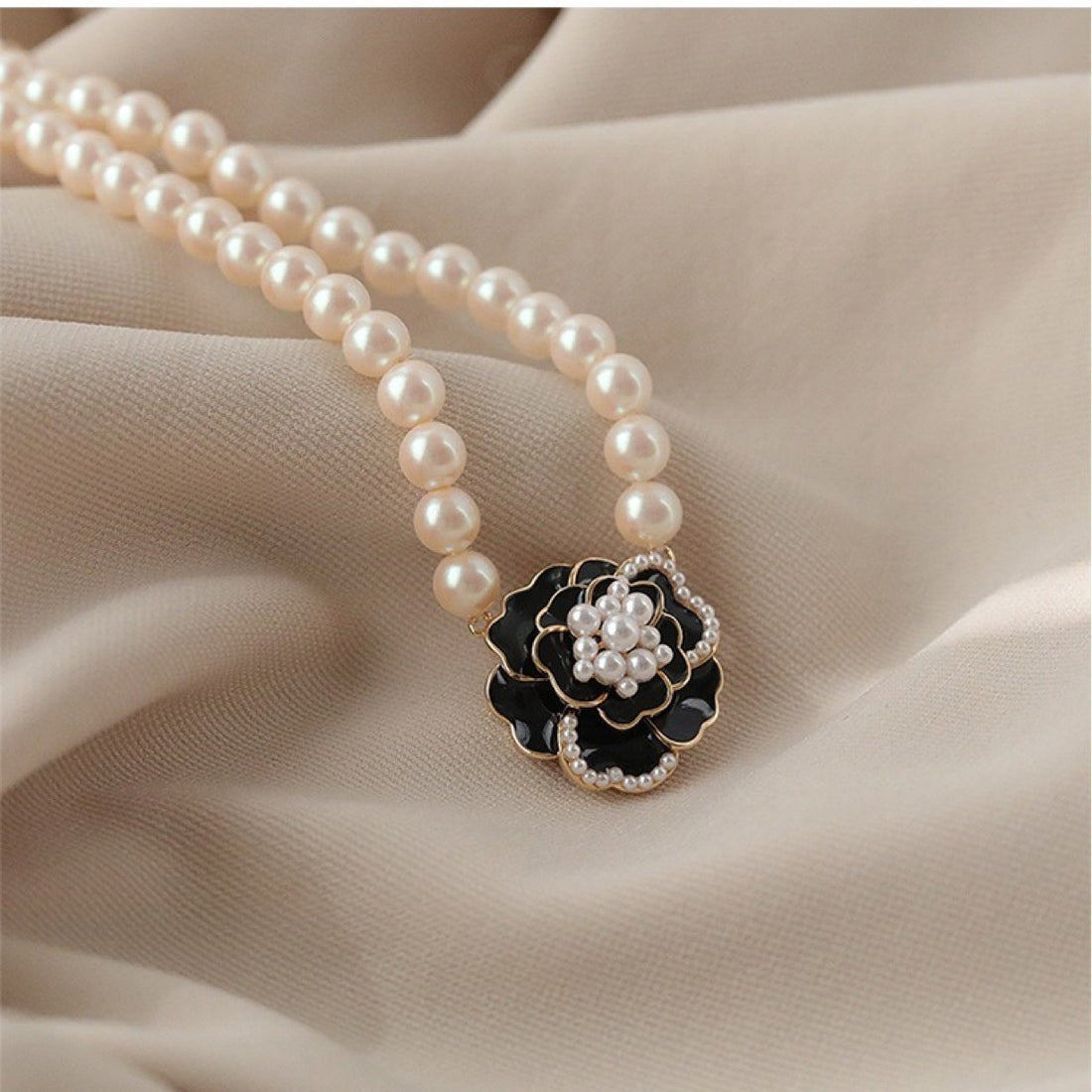 Luxury Black Camellia Pearl Necklace – Elegant Floral Pendant Choker – Vintage Inspired Gold Trim Statement Jewelry for Women